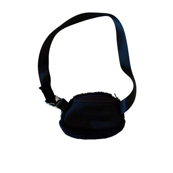 Lululemon Womens Black Zip Closure Peloton Sherpa Adjustable Strap Crossbody Bag - Picture 7 of 15